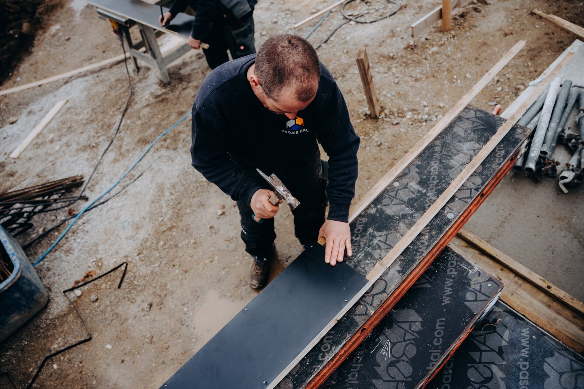 Krojer Bau – Hammerarbeiten an der Schalung