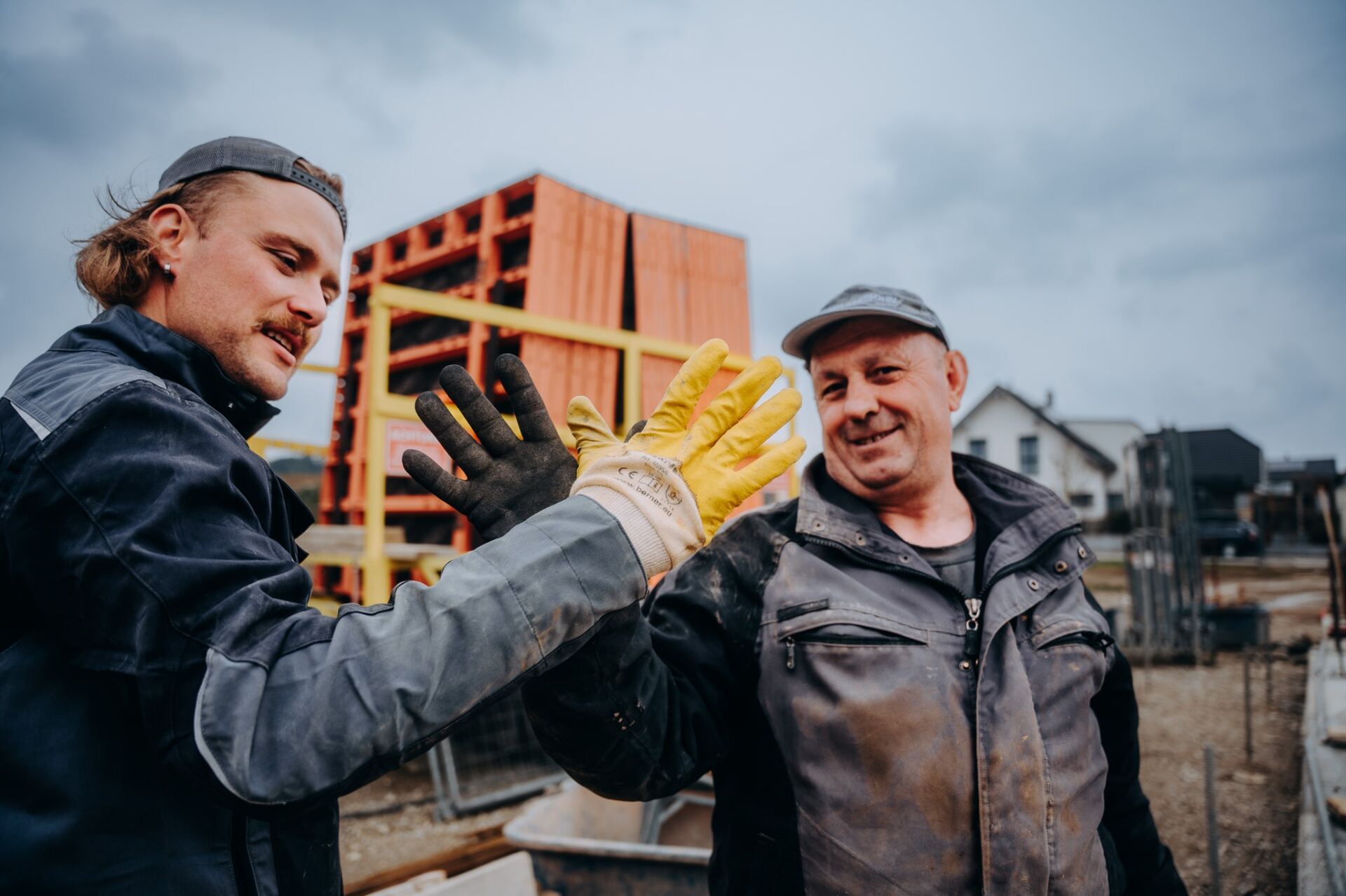 Team von Krojer Bau bei der Arbeit auf der Baustelle – jetzt bewerben