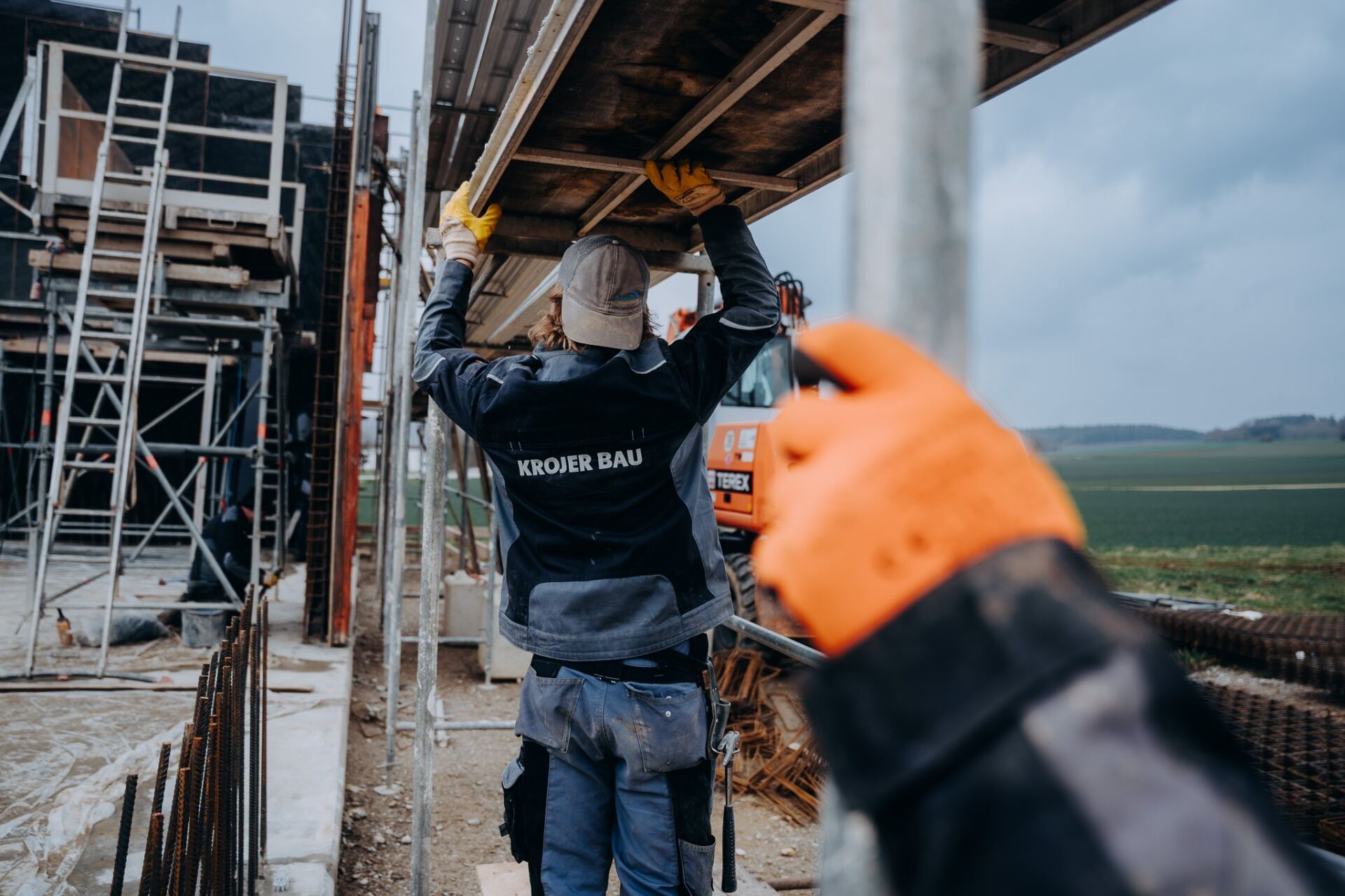 Krojer Bau – Krojer Bau Jacke beim Schalungsaufbau
