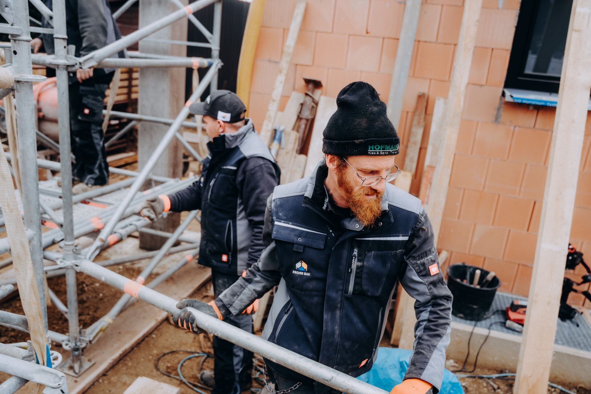 Krojer Bau – Teamarbeit am Gerüst – Krojer Bau und Hofmair gemeinsam