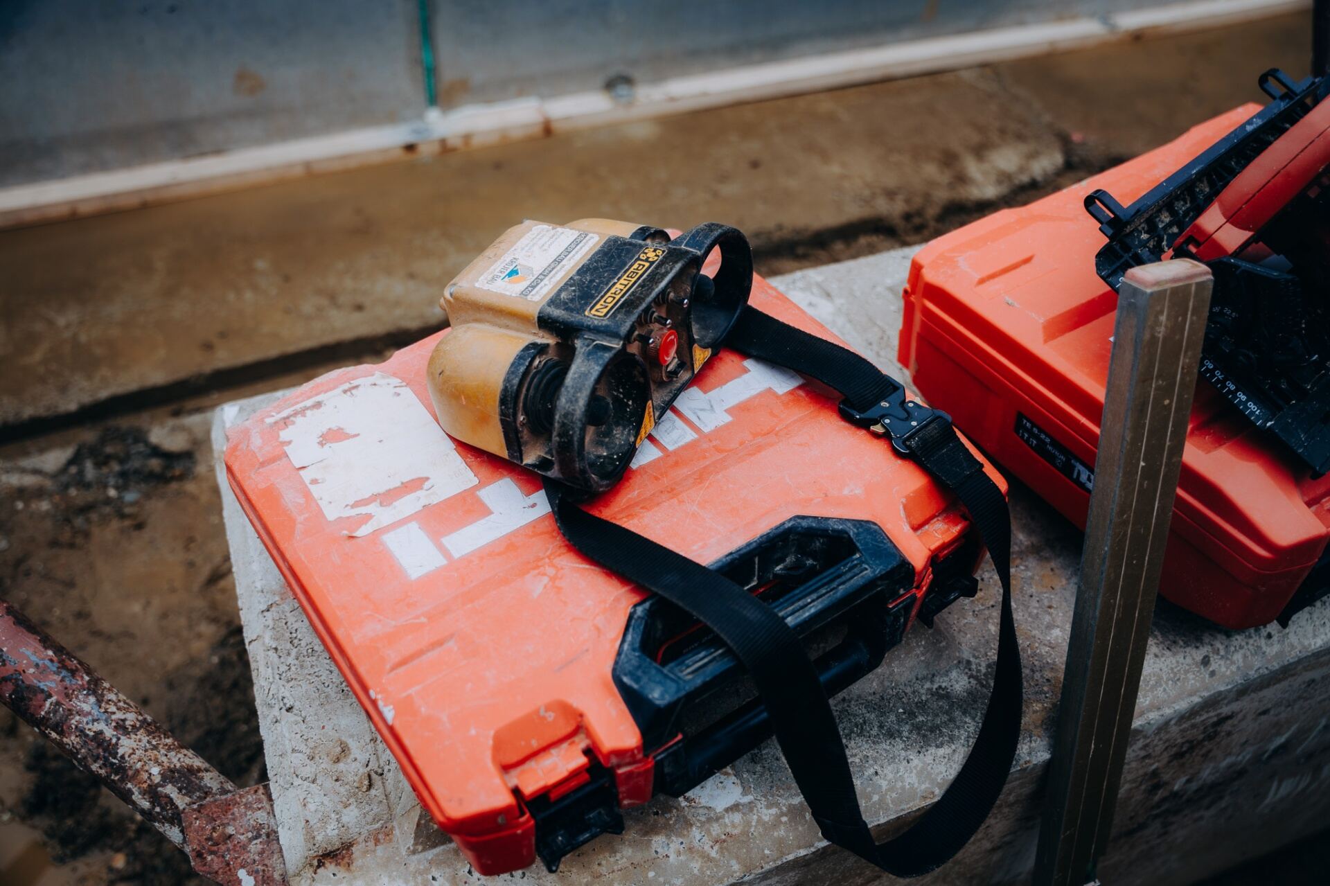 Krojer Bau – Hilti Werkzeugkoffer und Lasergerät auf der Baustelle