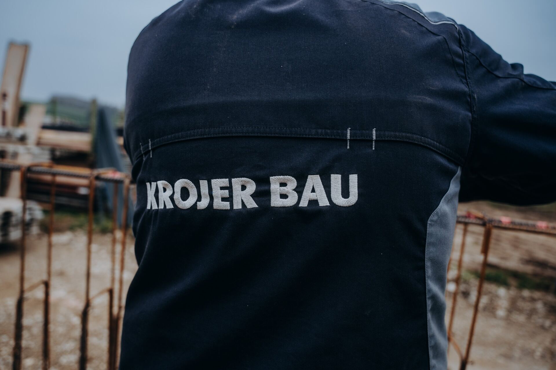 Krojer Bau – Krojer Bau Stickerei auf Arbeitsjacke