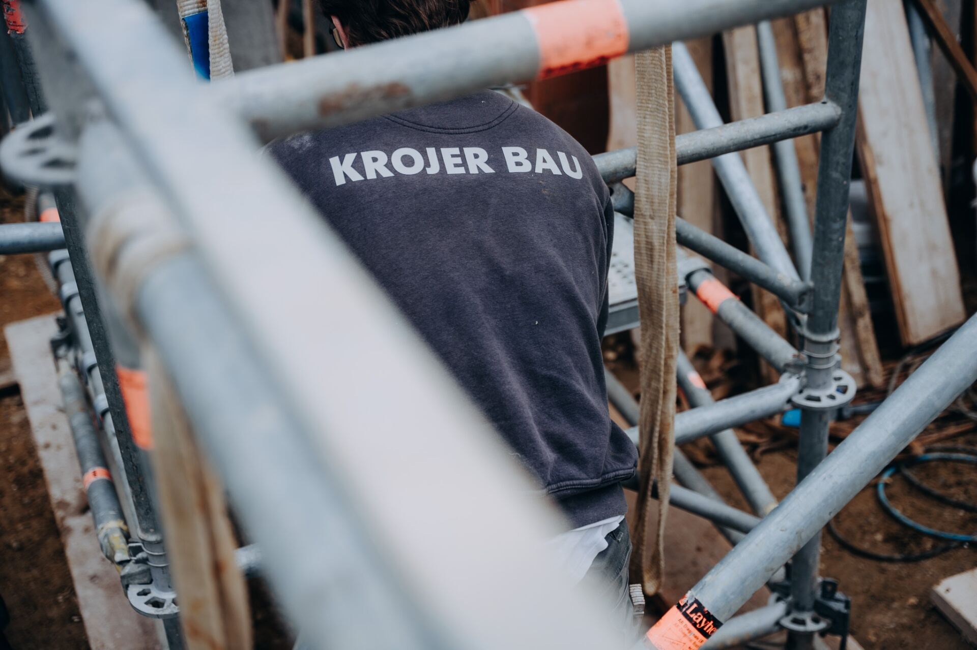 Krojer Bau – Krojer Bau Pullover durch Gerüst