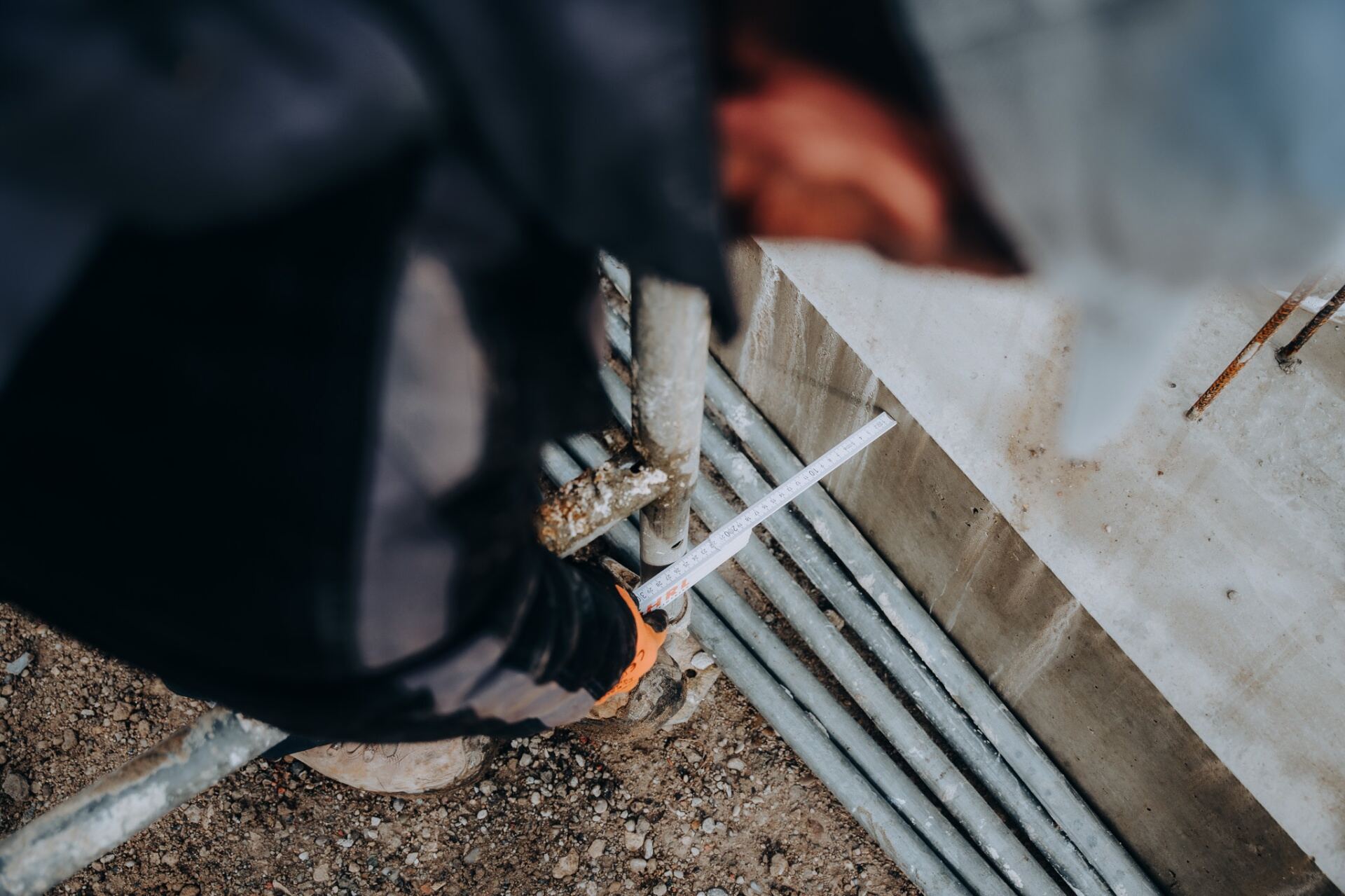Krojer Bau – Zollstock-Messung am Beton